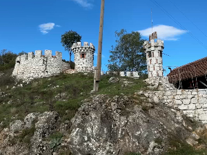 Како у Рађевини један Милоје са комшијама гради средњовековно здање