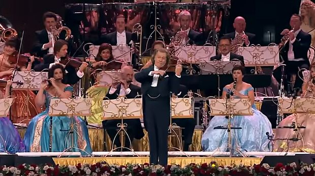 Сусретања: Претпразнично у ритму валцера