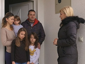 Право на сутра-Лапље село, ко продаје образ и душу