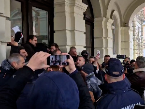 Инциденти испред Градске куће у Новом Саду, премијер апелује на спуштање тензија и смиривање страсти
