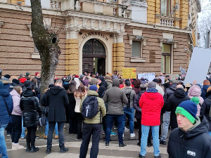 У школама у Србији од потпуне обуставе, преко скраћених часова до редовне наставе