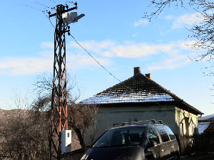 Светло на дедовини – струја и пакетићи за петочлану породицу из села Доње Гаре
