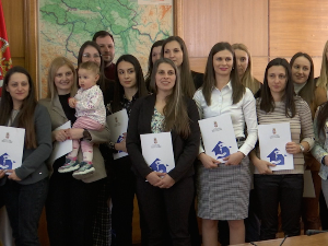 Корак ближе првој некретнини – субвенције од 20.000 евра мајкама са бебом