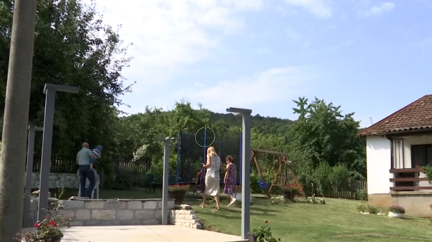 Више од 300 деце чека на породицу, шта кочи потенцијалне родитеље да их усвоје