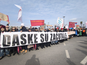 Глумци у протестној шетњи кроз Нови Сад, крушевачки ђаци одали пошту жртвама пада надстрешнице – и данас блокаде и тишина у Србији