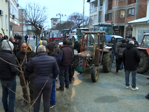 Протест пољопривредника из Раче у згради Општине