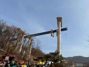 Четири особе погинуле када се урушио мост у Јужној Кореји