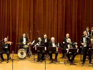 Славуј пева, бисери се нижу