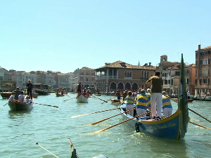 Усамљени, залутали делфин плива између бродова и таласа у лагуни Венеције