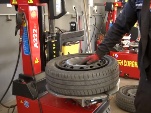 Зимске гуме у летњем дану – закон каже мора, термометар се не слаже  Зимске гуме у летњем дану – закон каже мора, термометар се не слаже