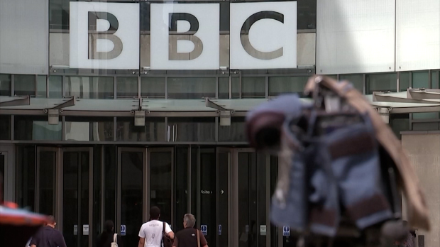 Монтажа коју би Би-Би-Си могао скупо да плати – оставка челних људи и Трампова претња тужбом од милијарду долара