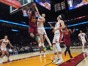 Јовићева асистенција за Вигинсово закуцавање и победа Мајамија против Кливленда