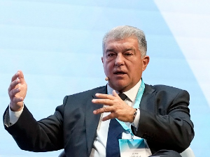 Лапорта: Није реално да се Меси врати у Барселону