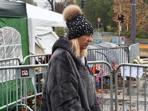 Дијана Хрка једанаести дан штрајкује глађу код Скупштине, посетио ју је лекар