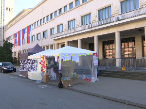 Центар за социјални рад и Хитна помоћ обишли Јаћимовиће који штрајкују глађу у Новом Саду