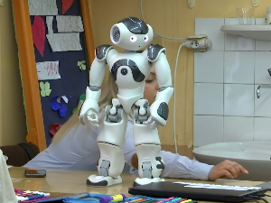 Робот Воли кренуо у школу