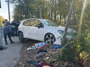 Несрећа на Бањици – аутомобил улетео у групу уличних продаваца