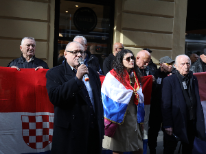 Протест проусташке странке испред Српског народног вијећа у Загребу