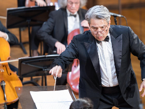 Почео музички спектакл: Симфонијски оркестар РТС-а и Пачо Флорес у Коларчевој задужбини