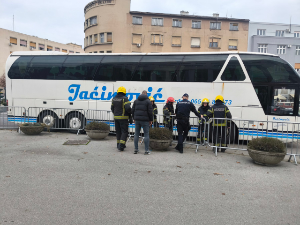 Јаћимовићу који штрајкује глађу враћен један аутобус, довезао га испред Бановине
