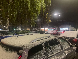 Први снег у Краљеву и Крагујевцу, саобраћајна полиција упозорава на маглу дуж Ибарске клисуре