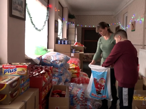 Дечак Марек из Бачког Петровца и ове године, са мамом, наставља традицију прикупљања пакетића за болесну децу