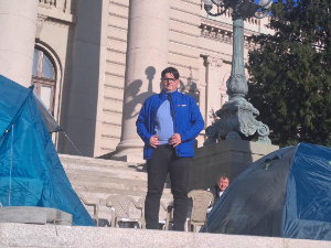 Угљеша Мрдић седми дан штрајкује глађу испред Народне скупштине