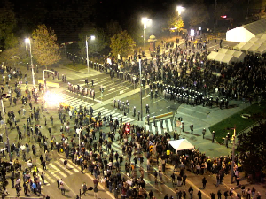 Кордон полиције између две групе грађана испред Скупштине - летелe су флаше и петарде