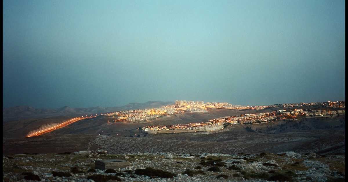 Један од најзначајнијих европских документарних фотографа открива „рат који не престаје“: Мајнрад Шаде долази у Београд