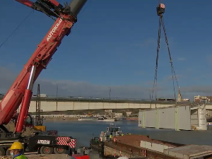 Радови на новом мосту на Сави – истоварује се седам баржи са 3.500 тона челика, изливају се бетонски стубови