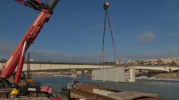 Радови на новом мосту на Сави – истоварује се седам баржи са 3.500 тона челика, изливају се бетонски стубови