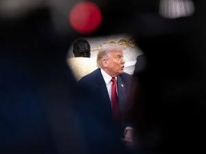 Трамп потписао закон којим се Министарству правде налаже да објави Епстиновe досијее