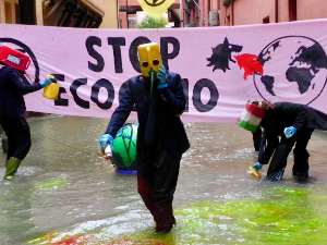 Активисти обојили воде десет италијанских градова у зелено: „Зауставити екоцид”