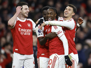 Хет-трик Езеа против Тотенхема, дерби само на папиру