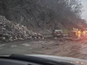 Одрон на Ибарској магистрали – стена оштетила аутомобил, саобраћај отежан