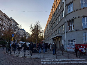 Окупљање родитеља и ученика испред Пете београдске гимназије