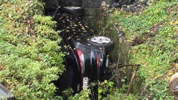 Пронађена тела девојке и мушкарца у аутомобилу у каналу у близини Чачка 