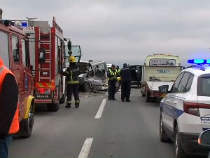 Четири особе погинуле у саобраћајној несрећи на путу Рума-Ириг