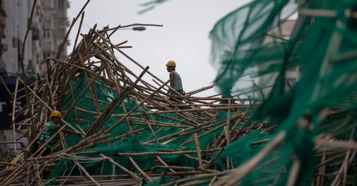 Да ли су бамбусове скеле криве за смртоносни пожар у Хонг Конгу – вековна традиција одлази у историју