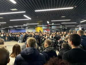 Бројни навијачи Партизана на београдском аеродрому чекају повратак Жељка Обрадовића