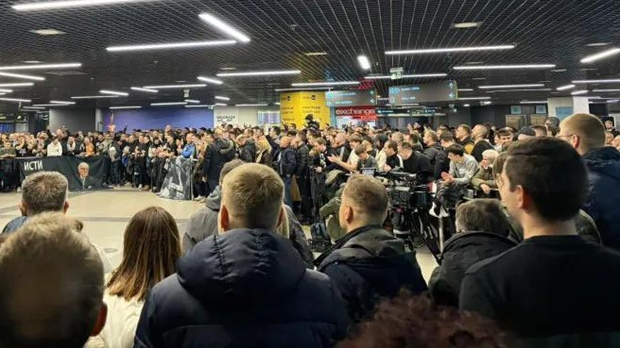 Бројни навијачи Партизана на београдском аеродрому чекају повратак Жељка Обрадовића