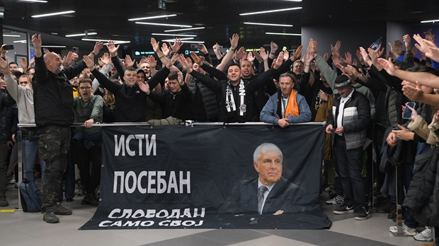 Бројни навијачи Партизана на београдском аеродрому чекају повратак Жељка Обрадовића