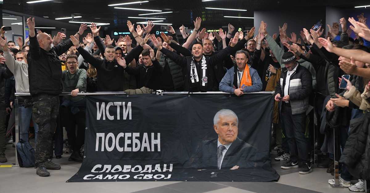 Навијачи дочекали Обрадовића - "Жељко остани" орило се београдским аеродромом