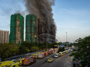 Расте број жртава у стамбеном комплексу у Хонг Конгу, ватрогасци се још боре са пожаром