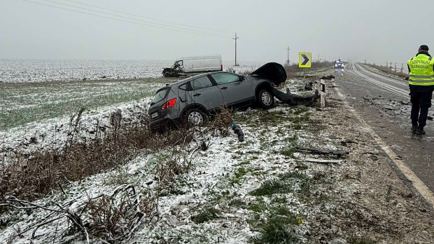 Две особе погинуле, а две повређене у судару на путу између Лаћарка и Чалме
