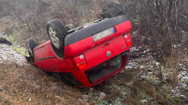 Две особе погинуле, а две повређене у судару на путу између Лаћарка и Чалме