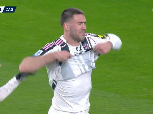 Влаховић се повредио, у сузама напустио меч са Каљаријем