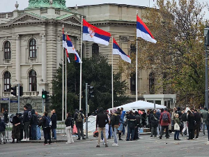 Мирно после ноћашњих инцидената код Скупштине, поново блокирана раскрсница Таковске и Булевара краља Александра