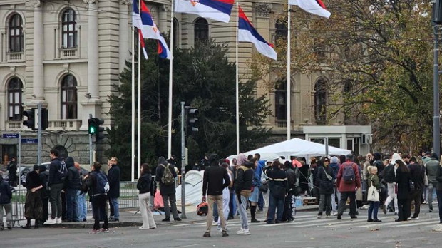 Мирно после ноћашњих инцидената код Скупштине, поново блокирана раскрсница Таковске и Булевара краља Александра