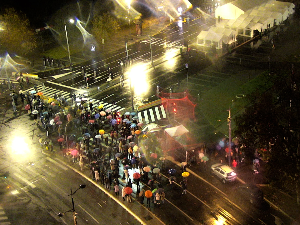 Мирно после ноћашњих инцидената код Скупштине, и даље блокиран део раскрснице Таковске и Булевара краља Александра